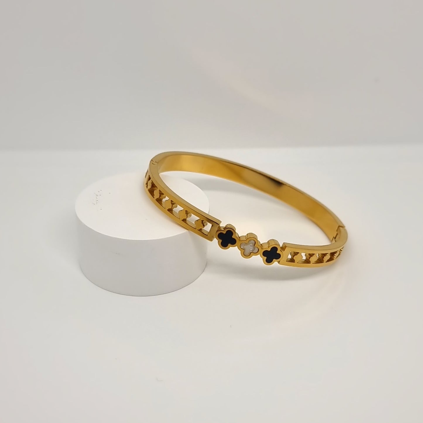Black & White Four-Leaf Clover Bangle